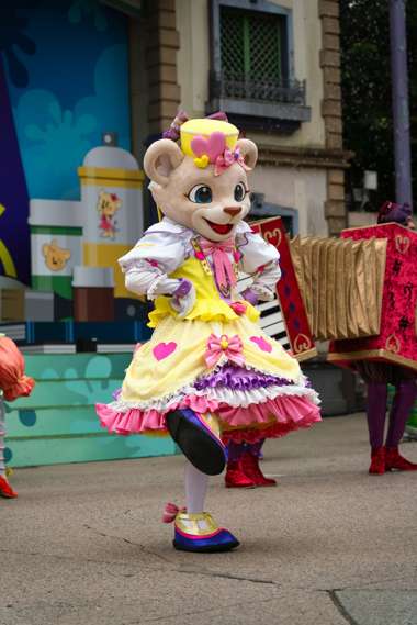 A cheerful parade character in a colorful costume performing during the festival at Everland Korea — a lively moment visitors can enjoy while exploring the park with Everland Korea discount tickets.