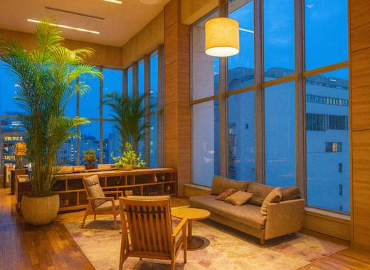 후쿠오카 숙소 호텔 리솔 트리니티 하카타 라운지, 큰 유리창과 따뜻한 조명 아래 아늑한 분위기의 휴식 공간