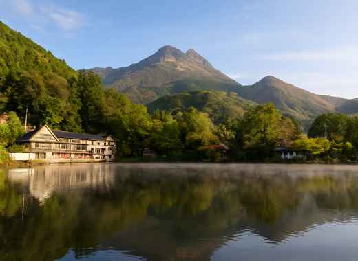 유후인노모리 여행 중 방문한 긴린코 호수 전경, 잔잔한 수면 위로 산과 나무가 반사된 평화로운 아침 풍경