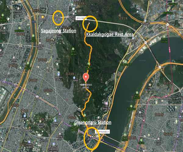 Trail map of Achasan Course 5 in Seoul, showing the route from Sagajeong Station through Kkaldakgogae Rest Area to Gwangnaru Station.