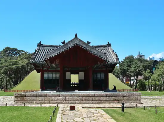 Jeongjagak pavilion and royal burial mound at Seonjeongneung, a key landmark on the Gangnam travel course in Seoul.
