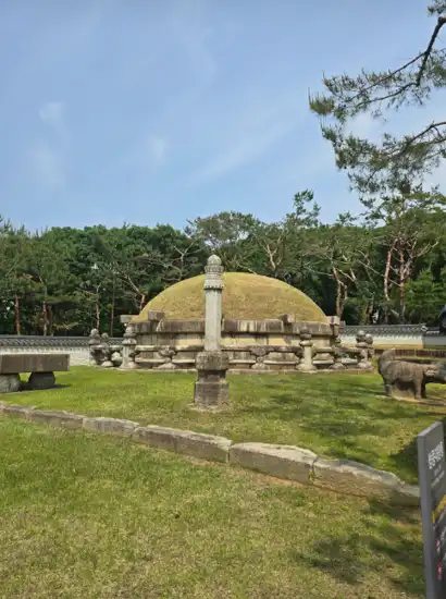 Stone guardian figures and the royal burial mound at Seonjeongneung, an important stop on the Gangnam travel course in Seoul.
