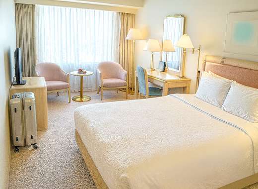 Bright and cozy room interior at Swissôtel Nankai Osaka, showing a neatly arranged bed, seating area, and natural light — ideal for travelers searching for Osaka hotel recommendations.
