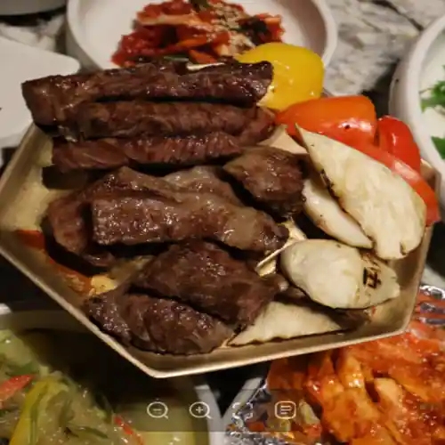 Grilled Korean beef platter served with vegetables, mushrooms, and peppers at a Korean restaurant in Yeouido.