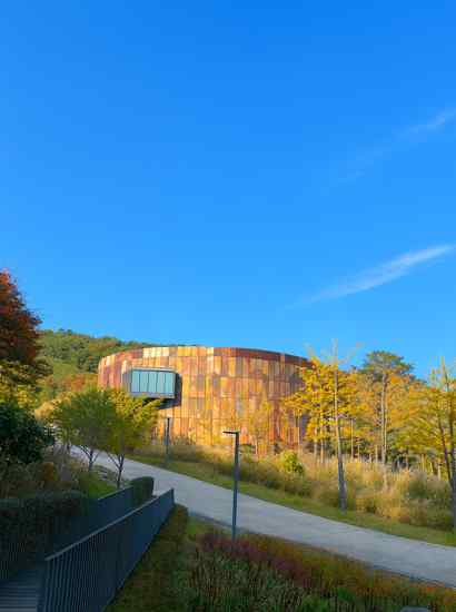 Oil Tank Culture Park along the Seoul Dulle-gil 15 Course, with clear blue autumn sky and golden foliage surrounding the circular cultural building.