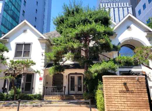 Starfield COEX Mall nearby cafe Fourstones Samsung, charming white house style coffee shop exterior in Seoul.
