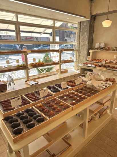 Interior of Epi Bakery near The Westin Seoul Parnas booking, displaying fresh pastries and bread inside a bright Korean bakery.