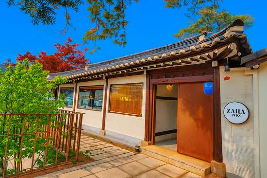 Zaha 1993 hanok style cafe in Buam-dong, Seoul with a warm traditional entrance