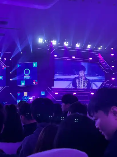 2025 SEOULCon countdown stage live performance with K-POP artist on screen at DDP Seoul
