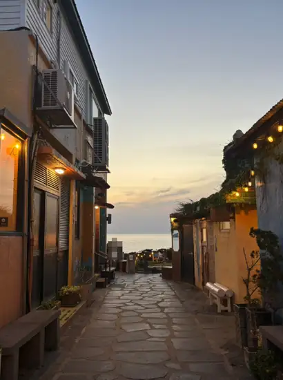 Sunset coastal alley in Aewol, Jeju, photo for an aewol jeju itinerary near the sea
