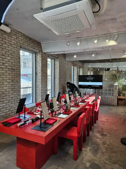 Makeup workshop room set up with mirrors and cosmetic products inside Amore Seongsu for the Amore Seongsu K-Beauty Makeup Class.