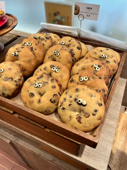 ddp cafe and tea bakery cookie display with chocolate chip cookies near Dongdaemun