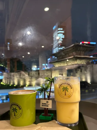 ddp cafe and tea night view drinks at Jeonggeurida near Dongdaemun, café cups by the window