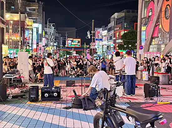 Hongdae street performance at night in Seoul (Myeongdong base vs Hongdae base)