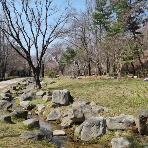 Stream and rocks at Namsan Outdoor Botanical Garden on the Namsan Outdoor Botanical Garden to Itaewon day route