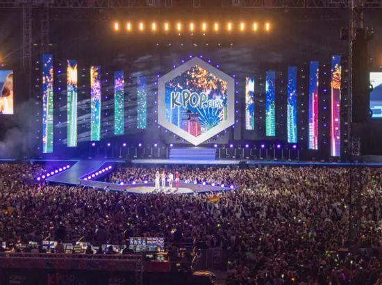 Large K-pop concert stage and crowd scene used in the seoulcon 2025 schedule post, showing a main stage with LED screens and a packed audience.