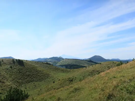 Panoramic ridge and crater landscape of Yongnuni Oreum under a clear blue sky in Jeju.
