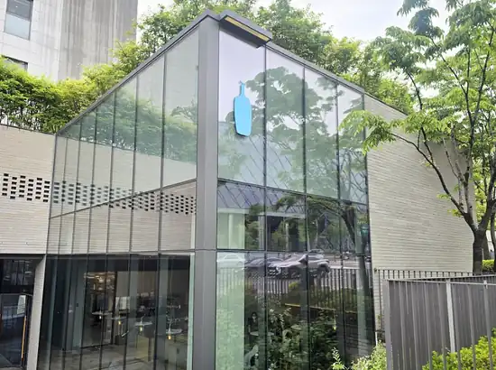 Blue Bottle Hannam glass-front cafe exterior in Hannam-dong, Seoul
