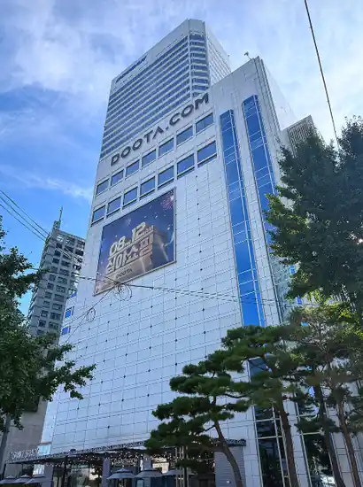 Doota Mall building in Dongdaemun, Seoul—a landmark stop for Dongdaemun shopping hours and late-night shopping.